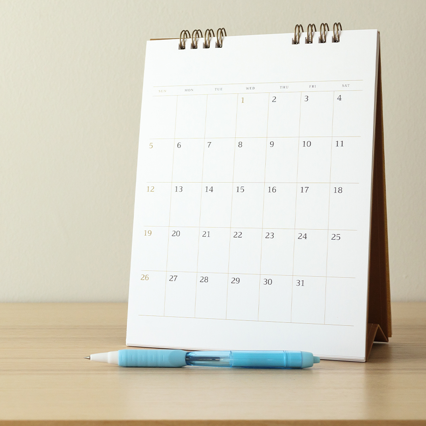 Kalender auf einem Schreibtisch als Symbol für Infotermine und Beratung.