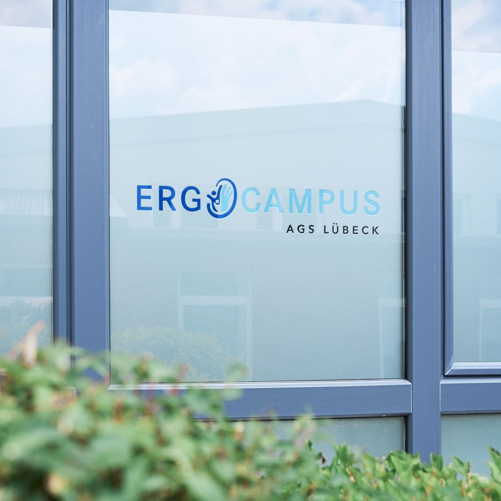 Glasfront mit Schriftzug „ErgoCampus AGS Lübeck“.
