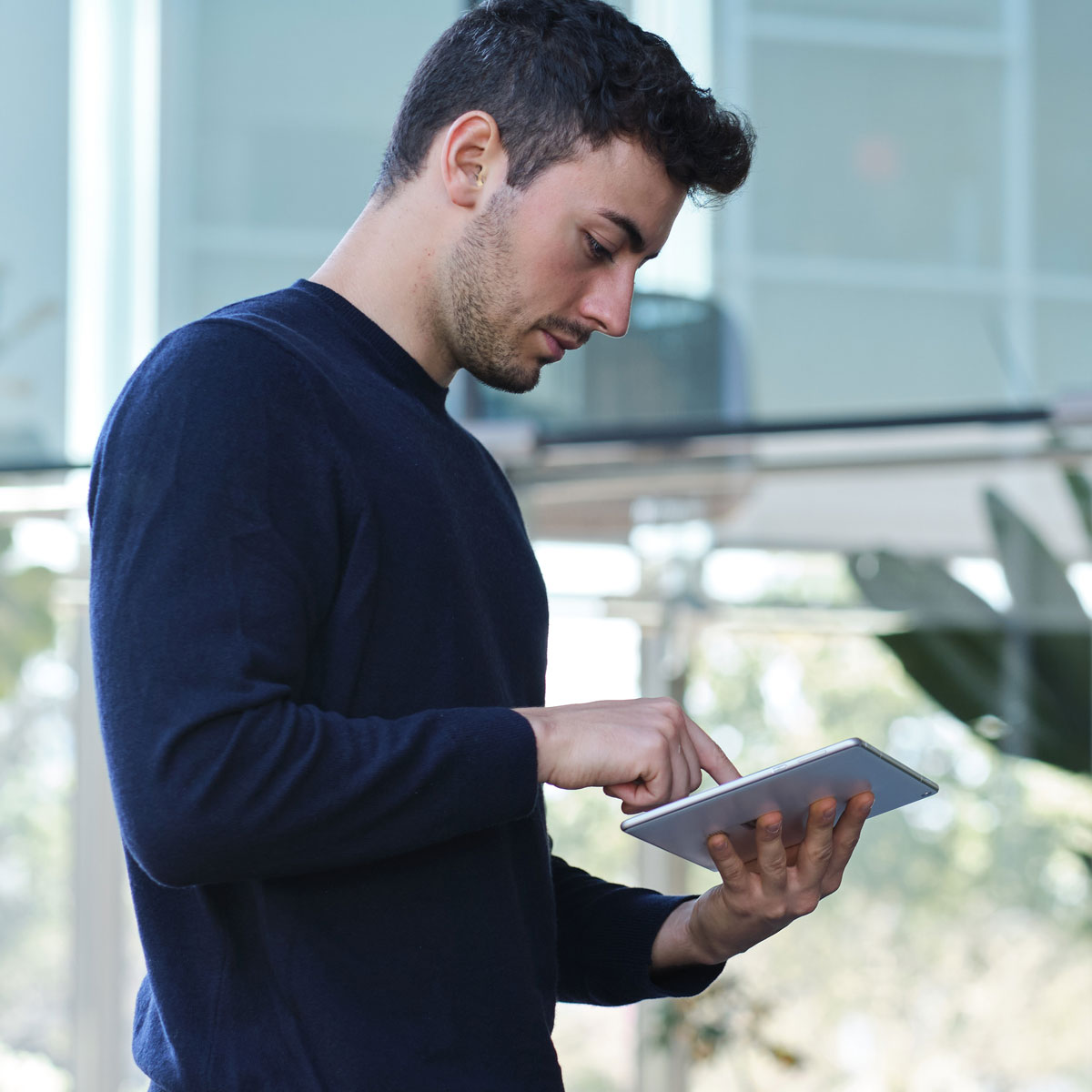 Person nutzt ein Tablet zur Weiterbildung.